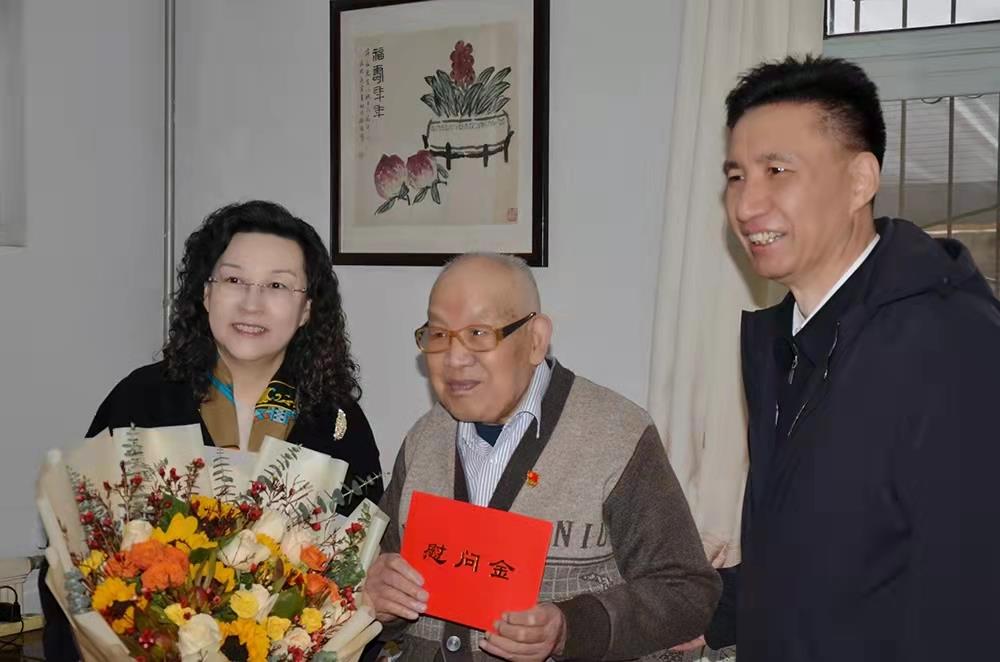 濟(jì)南產(chǎn)發(fā)集團(tuán)黨委副書記、總經(jīng)理黃蓓走訪慰問離休老干部、老黨員